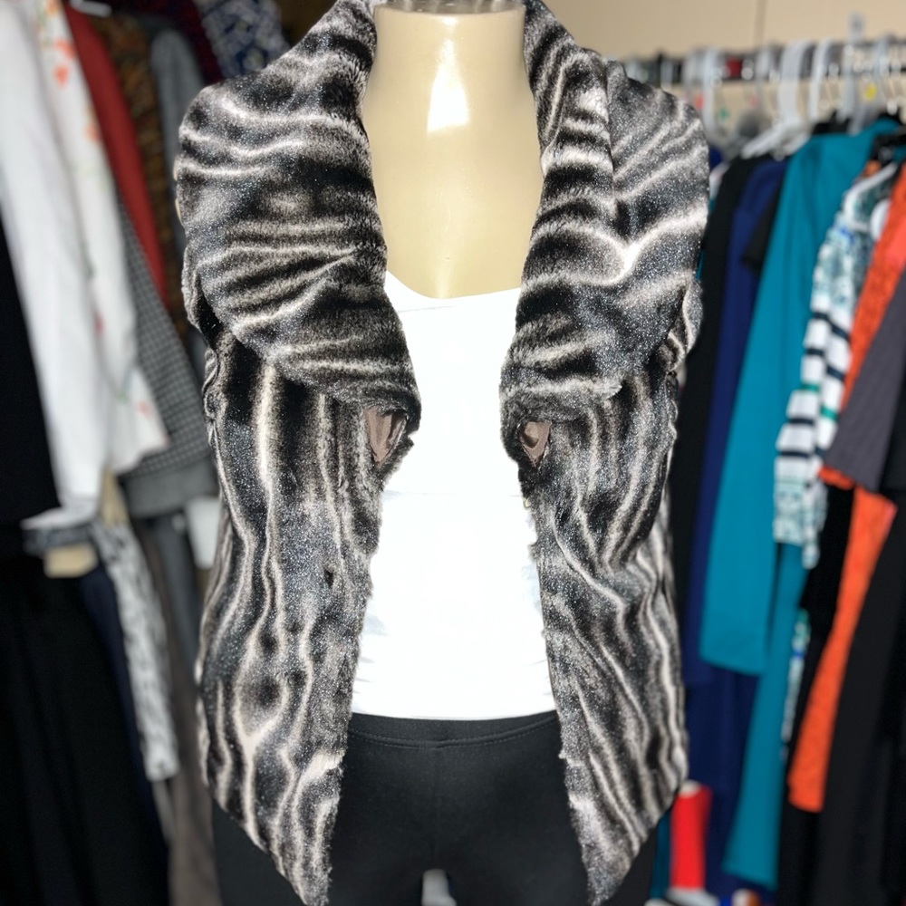 Abbie Mags faux fur animal print vest - M